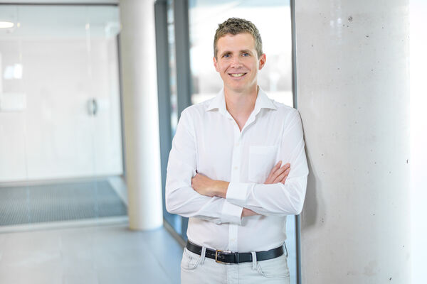 Dr. Nicolas Guth Dr. Nicolas Guth