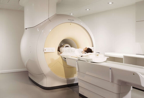 MRT Knie: Patient während der Untersuchung im Kernspintomographen