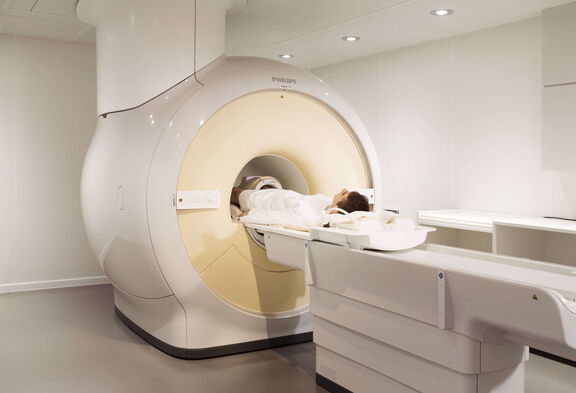 MRT Knie - Patient im Kernspintomographen MRT Knie: Patient während der Untersuchung im Kernspintomographen